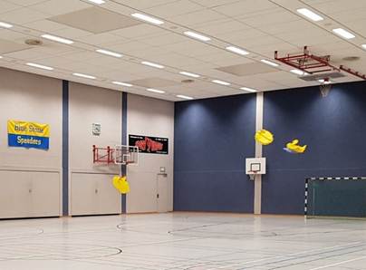Ein Bild, das Im Haus, Wand, Basketball, Decke enthält.
KI-generierte Inhalte können fehlerhaft sein.